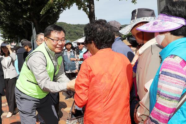 창원특례시, 추석 맞이 이·미용 봉사 및 사랑의 간식 나눔 활동 펼쳐