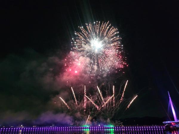 마산국화축제 불꽃쇼, 국화 향 물든 밤하늘에‘펑펑’