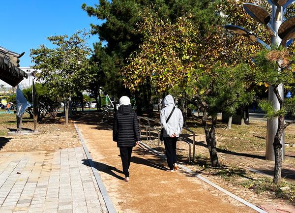 창원특례시, 마산조각공원 맨발 흙길 조성 완료