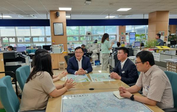 홍남표 창원특례시장, 출근 전 반송파출소 등 깜짝 격려방문