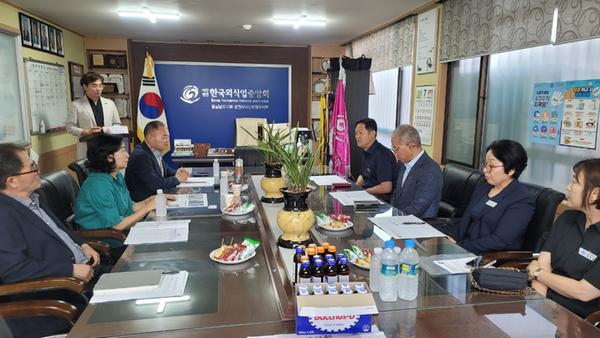 제종남 마산회원구청장과 한국외식업중앙회 마산회원구지부의 간담회 사진 