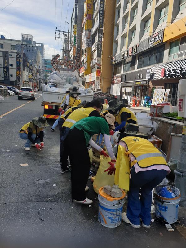 환경공무직 수거거부 장기화로 창원특례시 공무원 휴일에도 재활용품 수거에 발 벗고 나서