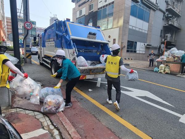 창원특례시 간부공무원들 재활용품 수거 작업 긴급 투입