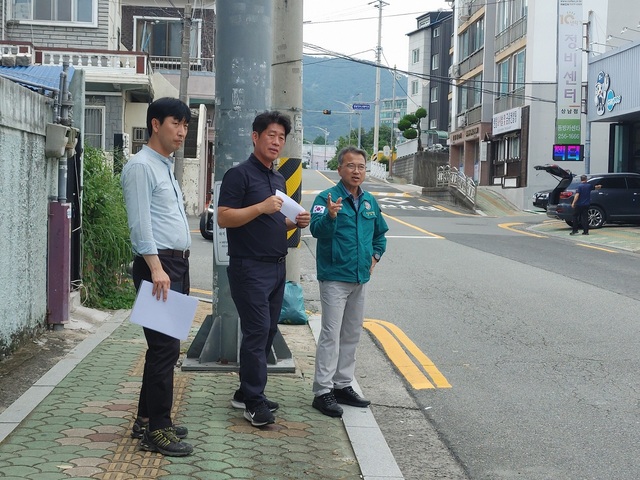 경남전자고등학교 인근 도로 통행불편 민원현장 점검모습