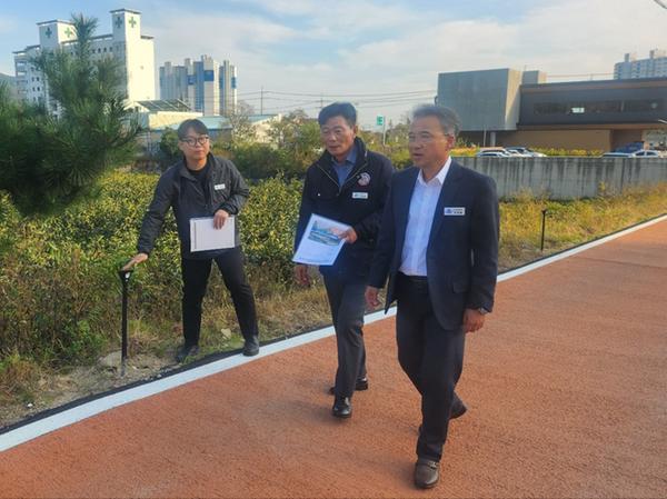 ‘진동면 형형색색 뚝방 플라워로드 조성’ 현장 방문 모습