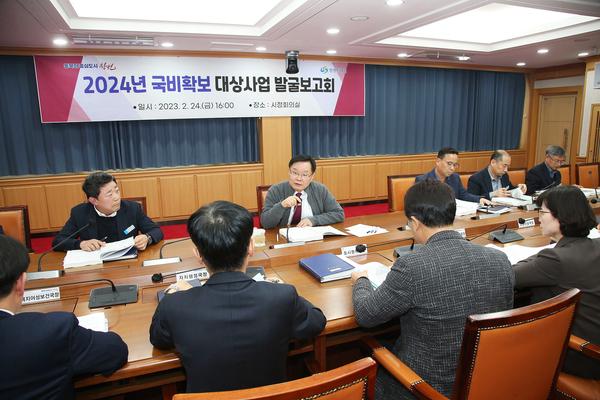 홍남표 창원특례시장이 ‘2024년도 국비확보 대상사업 발굴 보고회’에서 국비확보를 위해 노력해 줄 것을 당부하고 있다.