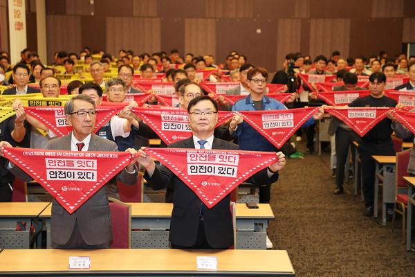 홍남표 창원특례시장이 행사장에서 ‘안전을 잇다. 안전이 있다.’라는 주제로 손수건 퍼포먼스를 하고 있다.