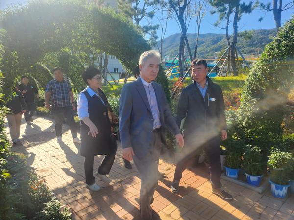 조명래 창원시 제2부시장, 마산 국화축제장 조성 현장점검