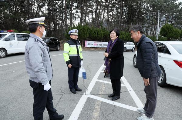 김은자 구청장이 천자봉 공원묘원에서 모범운전자회 봉사자를 격려하는 모습 