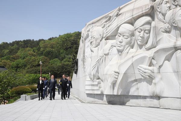 제64주년 4·19혁명 기념일, 홍남표 창원특례시장 3·15민주묘지 참배