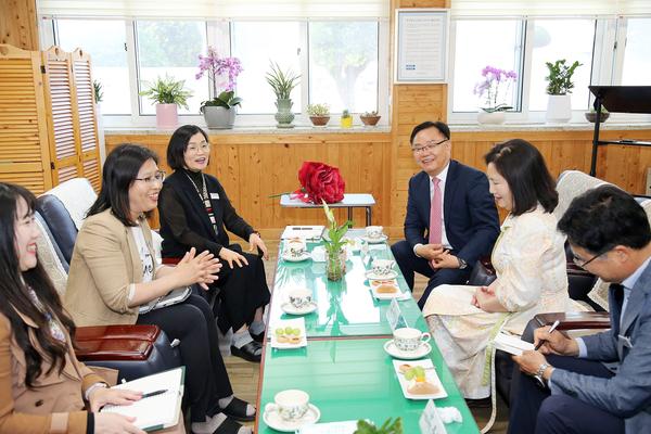 홍남표 창원특례시장, 스승의 날 맞아 감사의 마음 직접 전해