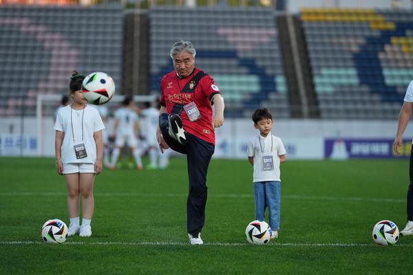 조명래 창원특례시 제2부시장, 경남FC 홈경기 승리기원 시축