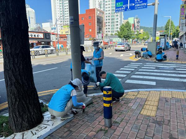 사진 2 (더위도 이긴 양덕1동 통장님들의 뜨거운 환경정비)