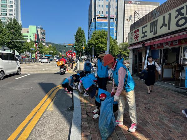 사진 3 (더위도 이긴 양덕1동 통장님들의 뜨거운 환경정비)