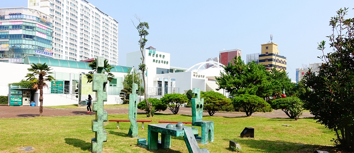 마산음악관 외부 조각공원 전경