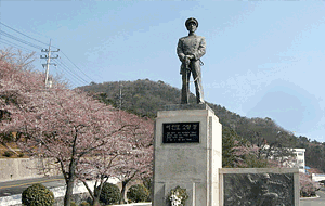 이인호소령 동상 사진