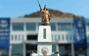 활을 든 충무공 이순신 동상 사진