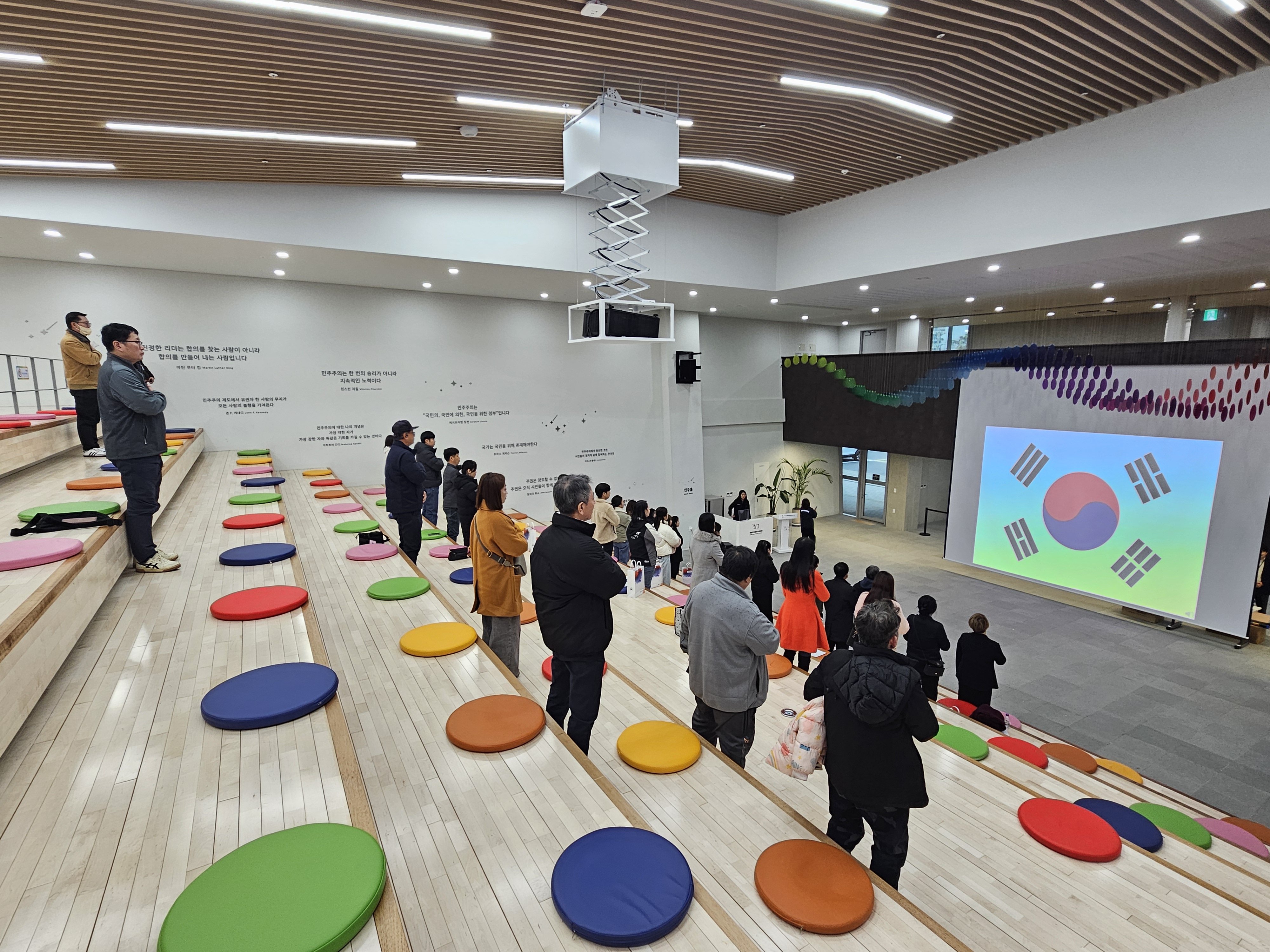 창원특례시, 국적 취득자와 민주주의 역사 함께 되새겨