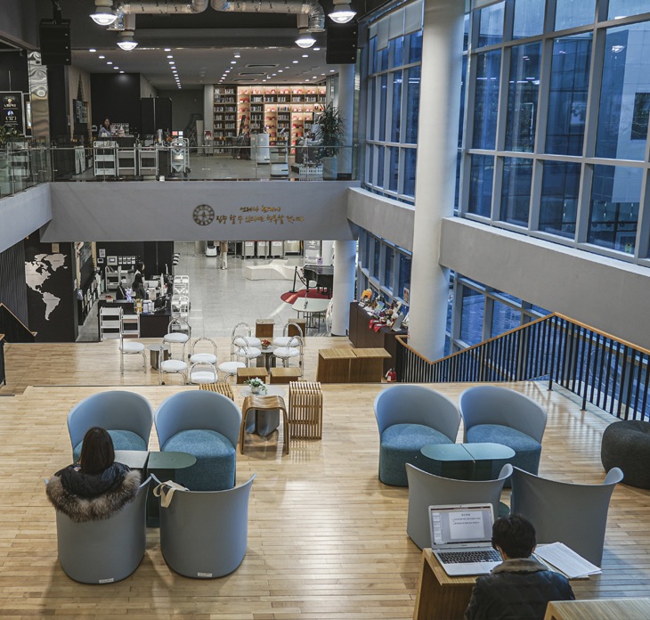 창원도서관 실내전경